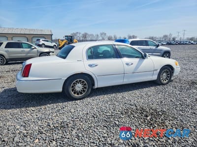 Trzecie zdjęcie samochodu z tyłu: 2001 LINCOLN TOWN CAR SIGNATURE VIN:1LNHM82WX1Y670046 - miniatura