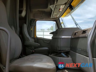 Piąte zdjęcie samochodu w środku: 2020 VOLVO VNL SEMI TRUCK VIN:4V4NC9EH0LN262774 - miniatura