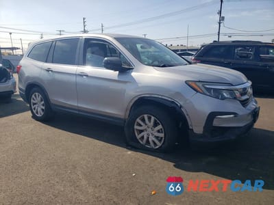 Czwarte zdjęcie samochodu z boku: 2020 HONDA PILOT LX VIN:5FNYF5H11LB027483 - miniatura