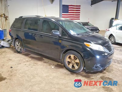 Czwarte zdjęcie samochodu z boku: 2017 TOYOTA SIENNA LE 8-PASSENGER VIN:5TDKZ3DC4HS807568 - miniatura