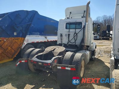 Czwarte zdjęcie samochodu z boku: 2019 VOLVO VNR SEMI TRUCK VIN:4V4W19DF2KN217893 - miniatura