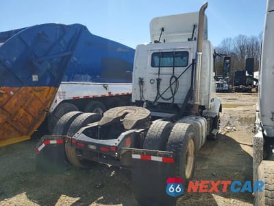 Czwarte zdjęcie samochodu z boku: 2019 VOLVO VNR SEMI TRUCK VIN:4V4W19DF2KN217893 - miniatura