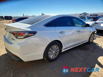 Trzecie zdjęcie samochodu z tyłu: 2016 HYUNDAI SONATA HYBRID SE VIN:KMHE24L15GA038836 - miniatura
