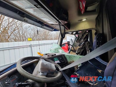 Piąte zdjęcie samochodu w środku: 2016 VOLVO VNL SEMI TRUCK VIN:4V4NC9EH2GN931729 - miniatura