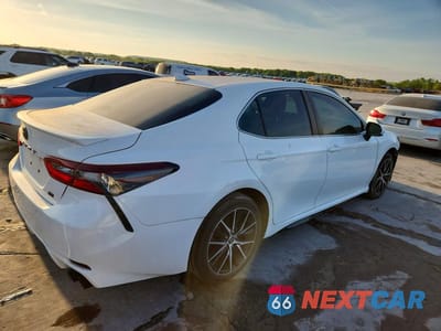 Trzecie zdjęcie samochodu z tyłu: 2021 TOYOTA CAMRY SE VIN:4T1G11AK0MU545241 - miniatura