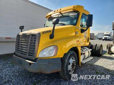 Drugie zdjęcie samochodu z przodu: 2014 FREIGHTLINER CASCADIA SEMI TRUCK VIN:3AKBGDDV4ESFZ0422 - miniatura