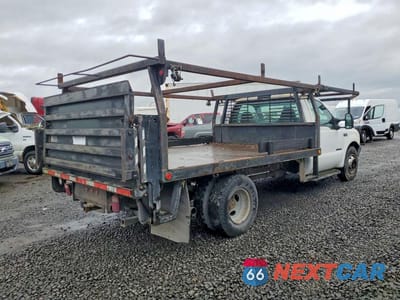 Trzecie zdjęcie samochodu z tyłu: 2003 FORD F350 SUPER DUTY FLATBED TRUCK VIN:1FDWF36F43EA94229 - miniatura