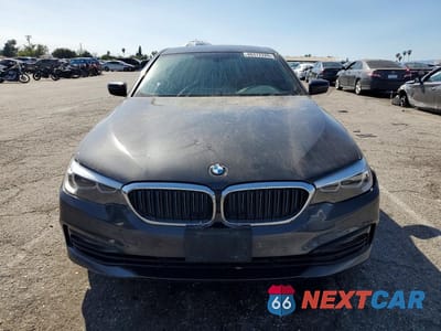 Piąte zdjęcie samochodu w środku: 2018 BMW 530E VIN:WBAJA9C55JB249510 - miniatura