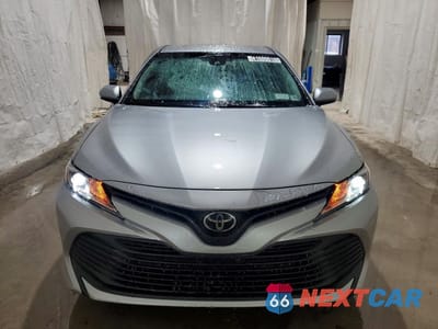 Piąte zdjęcie samochodu w środku: 2018 TOYOTA CAMRY LE VIN:4T1B11HK7JU053284 - miniatura