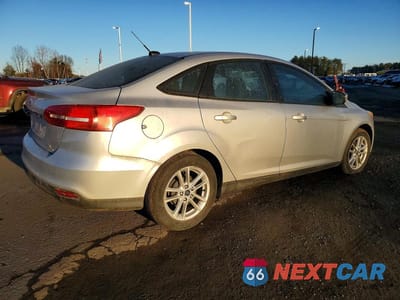 Trzecie zdjęcie samochodu z tyłu: 2016 FORD FOCUS SE VIN:1FADP3F26GL216649 - miniatura
