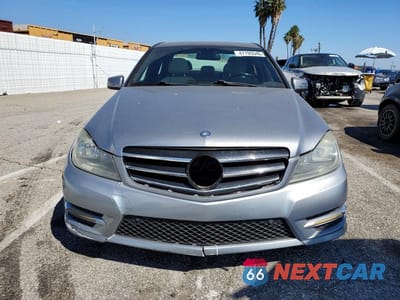 Piąte zdjęcie samochodu w środku: 2013 MERCEDES-BENZ C 250 VIN:WDDGF4HB8DR248482 - miniatura