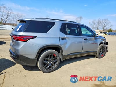 Trzecie zdjęcie samochodu z tyłu: 2023 CHEVROLET TRAVERSE PREMIER VIN:1GNEVKKW2PJ239064 - miniatura