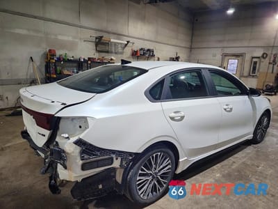 Trzecie zdjęcie samochodu z tyłu: 2023 KIA FORTE GT-LINE VIN:3KPF54AD1PE521203 - miniatura