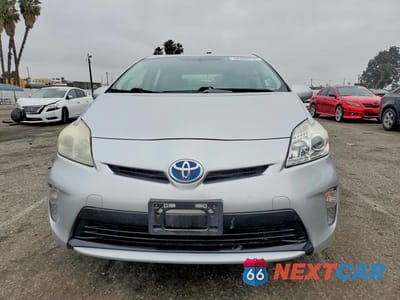 Piąte zdjęcie samochodu w środku: 2013 TOYOTA PRIUS FOUR VIN:JTDKN3DU5D0351856 - miniatura