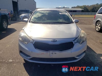 Piąte zdjęcie samochodu w środku: 2015 KIA FORTE LX VIN:KNAFK4A60F5362692 - miniatura
