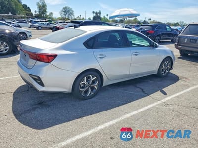 Trzecie zdjęcie samochodu z tyłu: 2021 KIA FORTE LXS VIN:3KPF24AD9ME387917 - miniatura