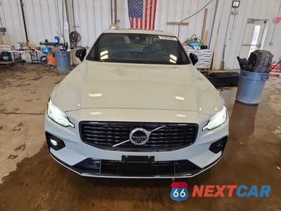 Piąte zdjęcie samochodu w środku: 2021 VOLVO S60 T5 R-DESIGN VIN:7JR102TM5MG122804 - miniatura