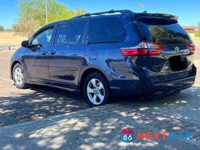 Trzecie zdjęcie samochodu z tyłu: 2020 TOYOTA SIENNA LE VIN:5TDKZ3DC1LS043848 - miniatura