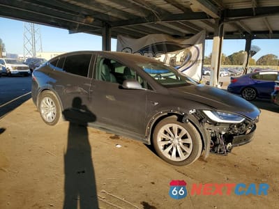 Czwarte zdjęcie samochodu z boku: 2018 TESLA MODEL X VIN:5YJXCAE24JF123616 - miniatura