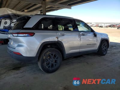 Trzecie zdjęcie samochodu z tyłu: 2025 JEEP GRAND CHEROKEE LAREDO VIN:1C4RJHAG0SC317616 - miniatura