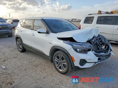 Czwarte zdjęcie samochodu z boku: 2021 KIA SELTOS LX VIN:KNDEPCAA9M7044277 - miniatura