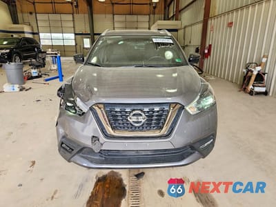 Piąte zdjęcie samochodu w środku: 2019 NISSAN KICKS SR VIN:3N1CP5CU9KL529282 - miniatura