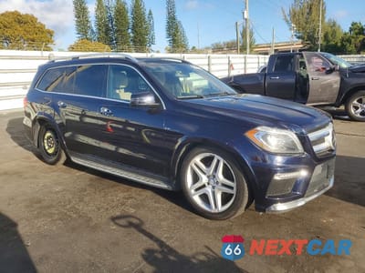 Czwarte zdjęcie samochodu z boku: 2015 MERCEDES-BENZ GL 550 4MATIC VIN:4JGDF7DE6FA483247 - miniatura