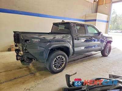 Trzecie zdjęcie samochodu z tyłu: 2024 TOYOTA TACOMA TRD SPORT VIN:3TYLB5JN8RT055227 - miniatura