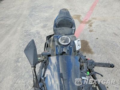 Piąte zdjęcie samochodu w środku: 2020 KAWASAKI EX650 M VIN:ML5EXEM14LDA19498 - miniatura