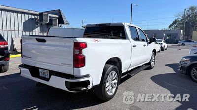 Czwarte zdjęcie samochodu z boku: 2022 CHEVROLET SILVERADO K1500 CUSTOM VIN:3GCPDBEK8NG533662 - miniatura