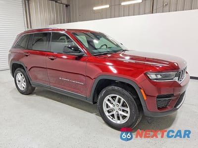 Czwarte zdjęcie samochodu z boku: 2025 JEEP GRAND CHEROKEE LAREDO VIN:1C4RJHAG5SC298206 - miniatura