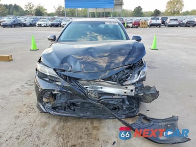 Piąte zdjęcie samochodu w środku: 2018 TOYOTA CAMRY LE VIN:4T1B11HK1JU150920 - miniatura
