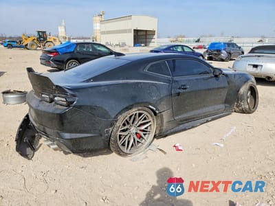 Trzecie zdjęcie samochodu z tyłu: 2022 CHEVROLET CAMARO LT1 VIN:1G1FE1R79N0101927 - miniatura