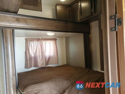 Piąte zdjęcie samochodu w środku: 2018 KEYSTONE VOLANTE CAMPER VIN:4YDF37525J9361447 - miniatura