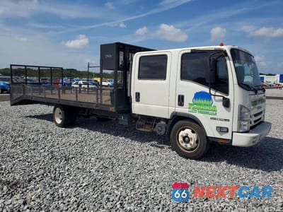 Czwarte zdjęcie samochodu z boku: 2021 ISUZU NPR HD CREW CAB FLATBED TRUCK VIN:54DC4J1D5MS206106 - miniatura
