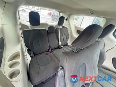 Piąte zdjęcie samochodu w środku: 2019 CHRYSLER PACIFICA L VIN:2C4RC1AG5KR532627 - miniatura