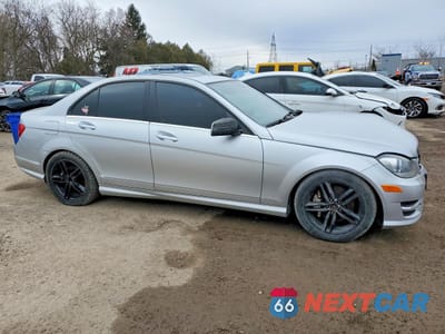 Czwarte zdjęcie samochodu z boku: 2013 MERCEDES-BENZ C300W 4MATIC 4DR VIN:WDDGF8AB6DA797677 - miniatura