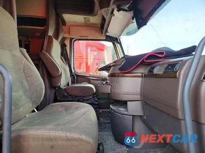 Piąte zdjęcie samochodu w środku: 2016 VOLVO VNL SEMI TRUCK VIN:4V4NC9EJ2GN945777 - miniatura