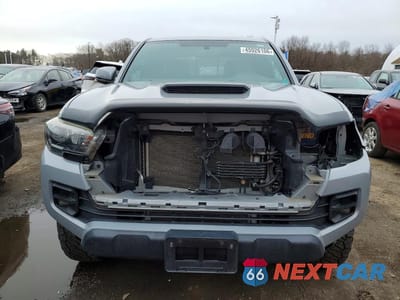 Piąte zdjęcie samochodu w środku: 2017 TOYOTA TACOMA TRD PRO VIN:5TFCZ5ANXHX047727 - miniatura