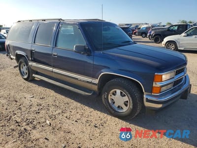 Czwarte zdjęcie samochodu z boku: 1998 CHEVROLET SUBURBAN C1500 VIN:1GNEC16R3WJ336924 - miniatura