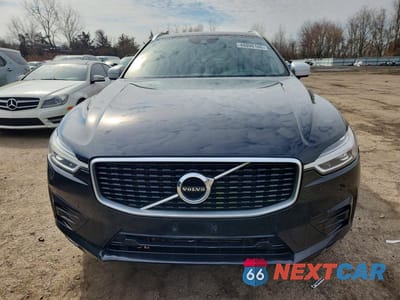 Piąte zdjęcie samochodu w środku: 2018 VOLVO XC60 T6 R-DESIGN VIN:LYVA22RM1JB079067 - miniatura