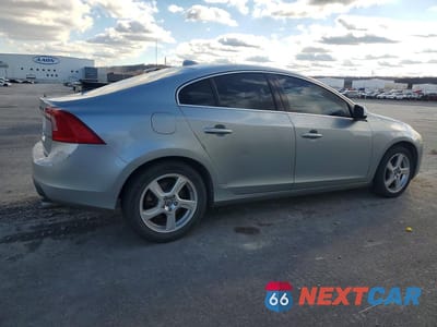 Trzecie zdjęcie samochodu z tyłu: 2013 VOLVO S60 T5 VIN:YV1612FS4D2230589 - miniatura