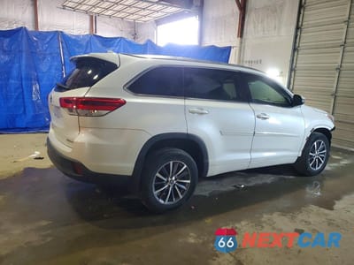 Trzecie zdjęcie samochodu z tyłu: 2017 TOYOTA HIGHLANDER XLE VIN:5TDJZRFH0HS518825 - miniatura