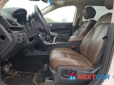 Zdjęcie 7 z 13 samochodu: 2017 LINCOLN MKT VIN:2LMHJ5AT1HBL00789 - miniatura