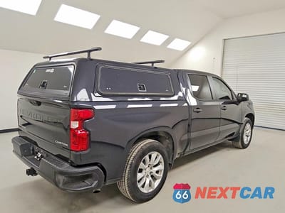 Trzecie zdjęcie samochodu z tyłu: 2022 CHEVROLET SILVERADO C1500 CUSTOM - PRI FLEET VIN:1GCPABEK9NZ556618 - miniatura