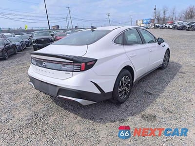 Czwarte zdjęcie samochodu z boku: 2026 HYUNDAI SONATA HYBRID BLUE VIN:KMHL24JJ2TA141684 - miniatura