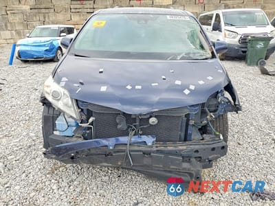 Piąte zdjęcie samochodu w środku: 2018 TOYOTA SIENNA LE 8-PASSENGER VIN:5TDKZ3DCXJS930314 - miniatura