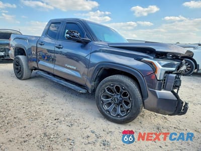 Czwarte zdjęcie samochodu z boku: 2024 TOYOTA TUNDRA DOUBLE CAB SR VIN:5TFLA5DA9RX177953 - miniatura