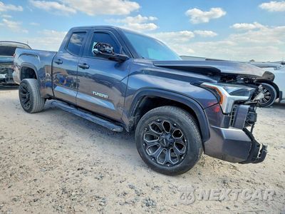 Czwarte zdjęcie samochodu z boku: 2024 TOYOTA TUNDRA DOUBLE CAB SR VIN:5TFLA5DA9RX177953 - miniatura