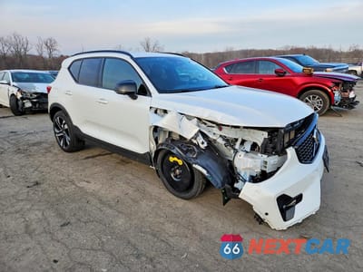 Czwarte zdjęcie samochodu z boku: 2025 VOLVO XC40 PLUS VIN:YV4L12UC5S2458650 - miniatura